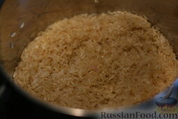 Рис с овощами по-турецки: Высыпаем рис и жарим, непрерывно перемешивая, примерно 1 минуту.