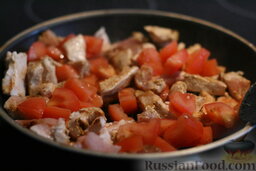 Чикен Масала: Выкладываем порезанный помидор, жарим-тушим (нечто среднее из-за сока томата) до тех пор, пока всё мясо не побелеет.