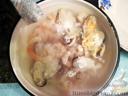 Суши домашние: Начали мы с разморозки морепродуктов с добавлением различных приправок к ним и поставили варить рис обычным и всем известным способом.