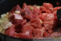 Гуляш из свинины: Мясо нарезаем на небольшие кусочки, выкладываем к луку и обжариваем на сильном огне.
