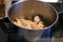 Гуляш из свинины: В глубокую кастрюлю выкладываем мясо и лук.