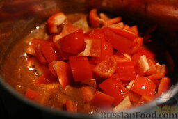 Гуляш из свинины: Через 40 минут добавляем нарезанный болгарский перец, перемешиваем и тушим ещё 15 минут (перец будет вкусно хрустеть, если Вам это не нравится, то оставьте потушиться подольше).