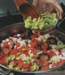 Овощное соте с колбасой и креветками: 1. Колбасу обжарить в большой сковороде на среднем огне до коричневого цвета, около 3 минут.  2. В сковороду с колбасой добавить лук, сельдерей и перец, жарить 5 минут.