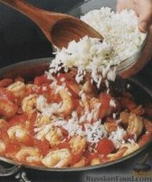 Овощное соте с колбасой и креветками: 4. Добавить помидоры и рис, готовить 3-4 минут. Заправить соусом табаско, посолить и поперчить.