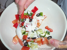 Почти греческий салат с мясом краба: 4. Смешиваем эти ингредиенты и заправляем сметаной.