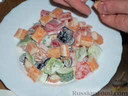 Почти греческий салат с мясом краба: 5. Добавляем палочки с мясом краба, солим, перчим по вкусу.