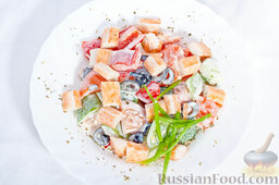 Почти греческий салат с мясом краба: 6. Выдавливаем в салат сок лимона, украшаем салат зелёным луком.