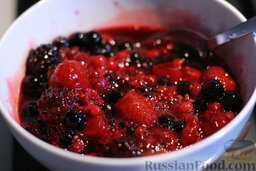 Творожный торт с ягодами и печеньем: Размораживаем ягоды и добавляем к ним ложку мёда. Жидкость сохраняем.