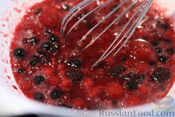Творожный торт с ягодами и печеньем: Примешиваем желатин-фикс к ягодной массе. Если используете обычный желатин, то следуйте инструкции (размочить, нагреть и т.д.).