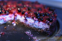 Творожный торт с ягодами и печеньем: Вынимаем, раскрываем форму, подаём вкуснятину к чему угодно:)). Торт творожный получается нежным и освежающим! Приятного аппетита!