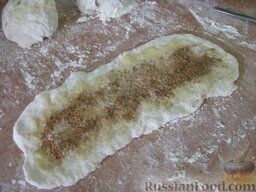 Плюшки с корицей "Хризантема": Смазать лепёшку растопленным сливочным маслом, посыпать сахаром и корицей.