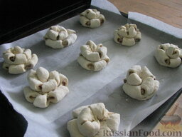Плюшки с корицей "Хризантема": Ставим плюшки «Хризантемы» в духовку при 180 градусах минут на 20.