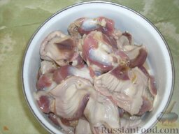 Куриные желудки, запечённые в кефире: Куриные желудки промываем и обдаём кипятком.