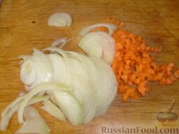 Куриные желудки, запечённые в кефире: Лук нарезаем полукольцами, морковь - соломкой или кубиками.