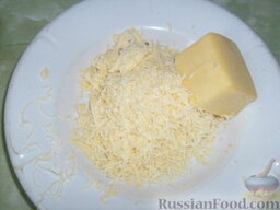 Пирог Блинница: Сыр натираем на мелкой тёрке.