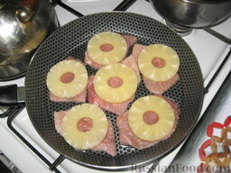Свиные отбивные, запеченные под ананасами и сыром: Сверху на свинину выкладываем кольца ананаса.