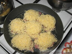 Свиные отбивные, запеченные под ананасами и сыром: Затем отбивные из свинины с ананасом посыпаем сыром.