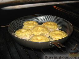 Свиные отбивные, запеченные под ананасами и сыром: И отправляем свинину с ананасами и сыром в духовку на 30-40 минут при температуре 180 градусов.