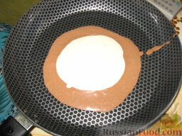 Торт "Зебра": Форму для выпечки смазать растительным маслом.  Вылить 2 ст. л. темного теста в середину формы. В серединку темного теста вылить 2 ст. л. светлого теста.
