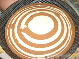 Торт "Зебра": Когда форма заполнится по диаметру поставить в разогретую до 180 градусов духовку, выпекать в течение 30-35 минут.