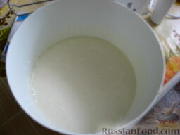 Торт "Зебра": Для крема взбиваем сметану с сахаром и ванильным сахаром.