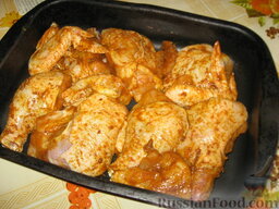 Курица "Пьяная": Курицу разрезаем на порционные куски, обмазываем приправой и выкладываем в блюдо для запекания.