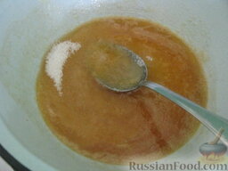 Торт "Медовик" со сметанным кремом: На водяной бане растопить маргарин или сливочное масло.