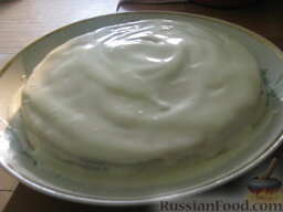 Торт "Медовик" со сметанным кремом: Коржи перемазать кремом, верх и бока тоже.