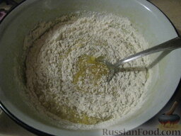 Торт "Медовик" со сметанным кремом: Затем ввести просеянную муку. Замесить мягкое тесто и положить в холодильник на 30 мин.