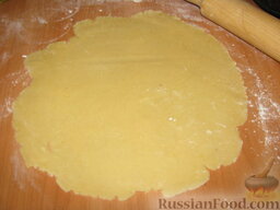 Торт "Медовик" со сметанным кремом: Раскатать коржи и наколоть их вилкой.