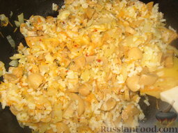 Фаршированные тушки кальмаров: Сделать начинку. Для этого отварить рис (совсем чуточку). Обжарить на сковороде нарезанные лук и морковь. Потом добавить шампиньоны, приправы, снять с огня, покрошить яйцо и все перемешать.