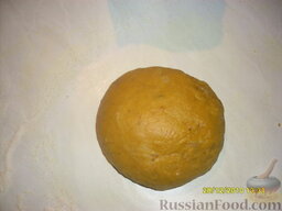 Луковое печенье к пиву: Замесить эластичное тесто и оставить в холодильнике на часок.