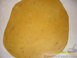 Луковое печенье к пиву: Тесто раскатать в пласт, толщиной около 2-х мм.