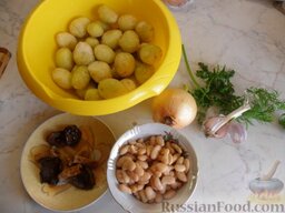Курица с начинкой и молодым картофелем: Картофель, белые грибы (у меня сушёные), фасоль, чеснок, зелень, лук.