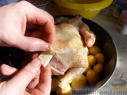 Курица с начинкой и молодым картофелем: Вставляем масло под шкурку.