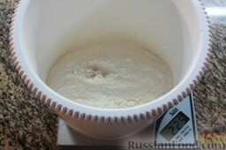 Оладушки "не от бабушки": Приготовление теста для оладушек.   Просеиваем 225 гр муки, разрыхлитель, ванильный сахар и сахарную пудру через сито
