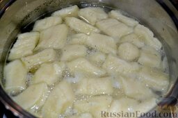Картофельные ньоки: Готовые ньоки закидываем в кипящую воду с зеленью и варим, пока не всплывут.