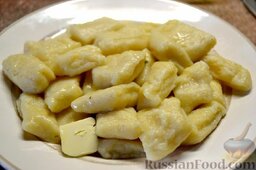 Картофельные ньоки: Красавчики! Вкусные и нежные!.. Можно подать картофельные ньоки с подливкой грибной, соусами и т.д. У меня - со сливочным маслом.