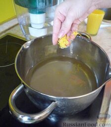 Апельсиновый лимонад / Безалкогольный крюшон: 2. Снять цедру с четверти лимона и добавить ее в воду. Поставить на небольшой огонь, довести до кипения, затем увеличить огонь и кипятить 5 минут, постоянно помешивая.
