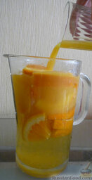 Апельсиновый лимонад / Безалкогольный крюшон: 5. Перелить в кувшин апельсиновый сок, все тщательно перемешать. Добавить в крюшон безалкогольный несколько кубиков льда.