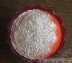 Салат "Берёзка": Последний слой - тёртый сыр, смешанный с майонезом (+ 1 измельчённый зубчик чеснока для любителей).