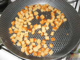 Салат "Хрустящая романтика": Обжариваем нарезанный кубиками хлеб, либо батон, в растительном масле до золотистой корочки.