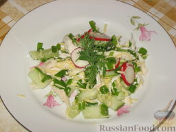 Салат "Хрустящая романтика": Выкладываем салат с курицей красиво на тарелку.