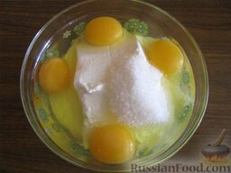 Запеканка "От Оксанки": Смешать сметану, яйца, сахар и соль.