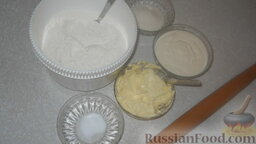 Торт "Монастырская изба": Делаем тесто. Для этого понадобится: 4 стакана муки, 250 г сметаны, 250 г масла, 2 ст. л. сахара, щепотка соли.