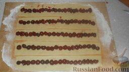 Торт "Монастырская изба": На полоски укладываем ряд вишен.