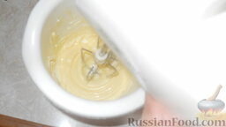 Торт "Монастырская изба": Взбить масло с остывшим сиропом (сироп по вкусу).