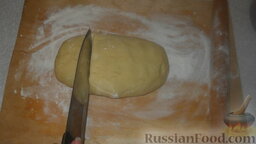 Торт "Монастырская изба": Через час или два достаем тесто и делим на три части на присыпанной мукой доске.