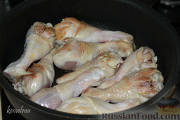 Курица с фенхелем: Куриные голени обжарить до корочки, подсолить, поперчить и выложить в форму для запекания.