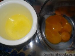 Шварцвальдские пирожные: Яйца разделить на белки и желтки.